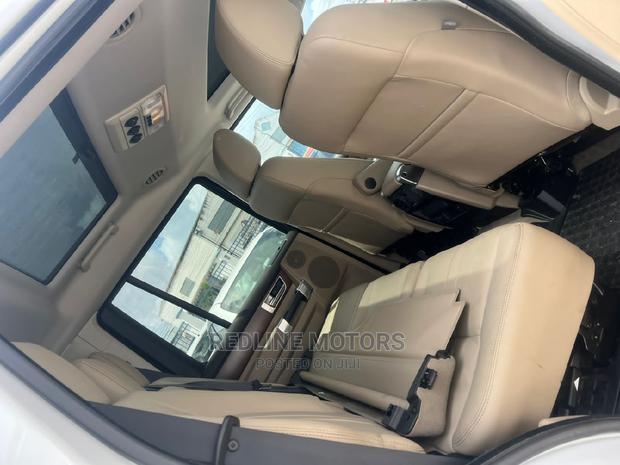 2016 Land Rover Discovery Pearl: Sophisticated Explorer