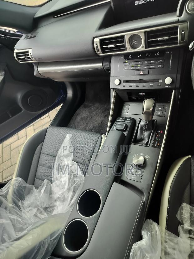 2016 Lexus IS in Blue: A Stunning Combination of Style and Performance
