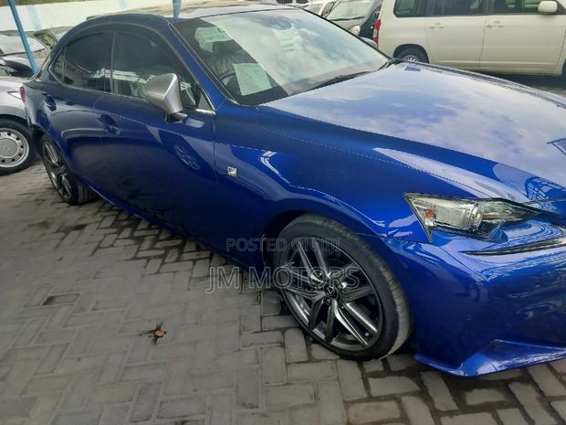 2016 Lexus IS in Blue: A Stunning Combination of Style and Performance