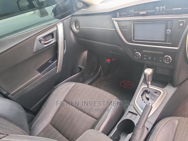 Black 2014 Toyota Auris: Modern Sedan with Exceptional Performance