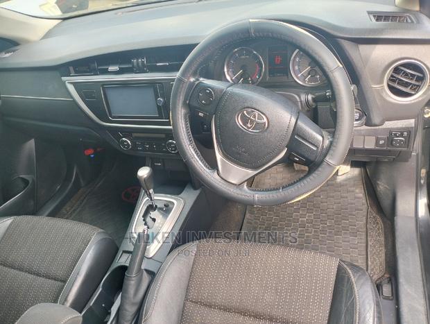 Black 2014 Toyota Auris: Modern Sedan with Exceptional Performance