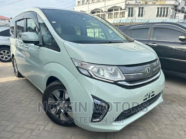 Honda Stepwgn 2016 Green: Spacious and Efficient Family Vehicle