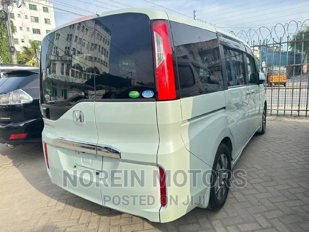 Honda Stepwgn 2016 Green: Spacious and Efficient Family Vehicle