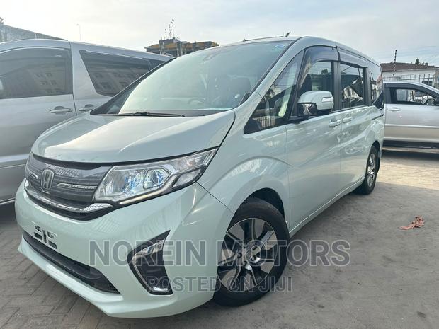 Honda Stepwgn 2016 Green: Spacious and Efficient Family Vehicle