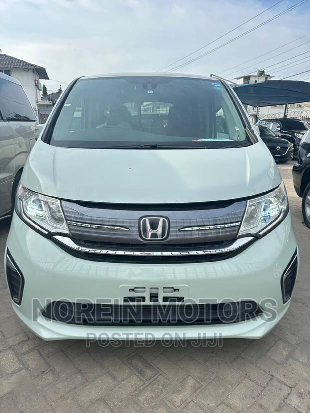 Honda Stepwgn 2016 Green: Spacious and Efficient Family Vehicle