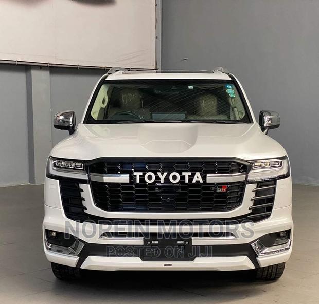 2023 Toyota Land Cruiser White: Luxury SUV for the Adventurous