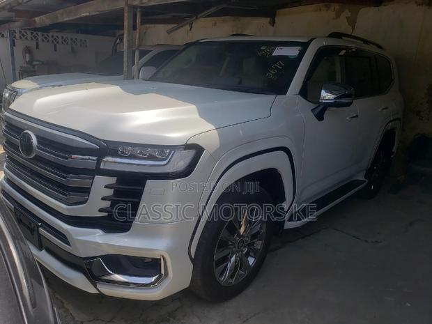 2022 3.3 Diesel Land Cruiser 4WD White - Off-Road Capability, On-Road Comfort