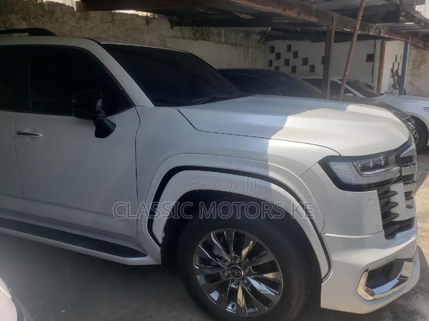 2022 3.3 Diesel Land Cruiser 4WD White - Off-Road Capability, On-Road Comfort