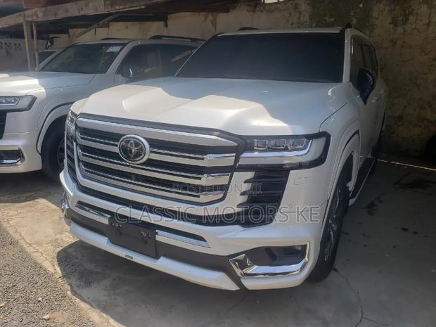 2022 3.3 Diesel Land Cruiser 4WD White - Off-Road Capability, On-Road Comfort