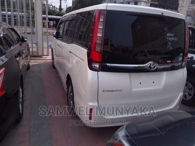 Experience Comfort with 2016 Toyota Esquire 2.0 AWD 8-Seater Pearl
