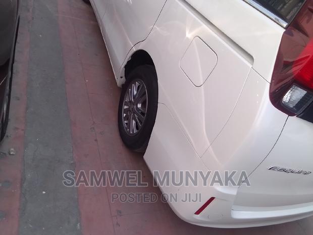 Experience Comfort with 2016 Toyota Esquire 2.0 AWD 8-Seater Pearl