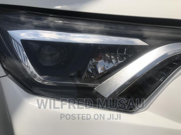 2018 Toyota RAV4 White - Excellent Condition