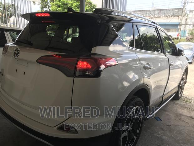 2018 Toyota RAV4 White - Excellent Condition