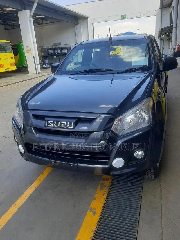 Isuzu D-MAX 2023 Gray - Redefining Off-Road Adventure