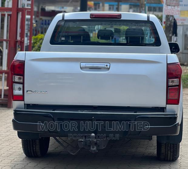 Isuzu D-MAX 2018 Silver: Reliable and Stylish Pickup Truck