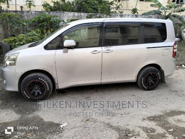 8-Seater 2013 Toyota Noah 2.0 143hp FWD
