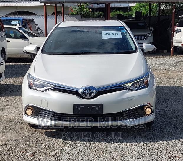 White 2016 Auris Toyota - Premium Compact Sedan