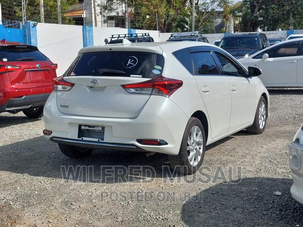 White 2016 Auris Toyota - Premium Compact Sedan