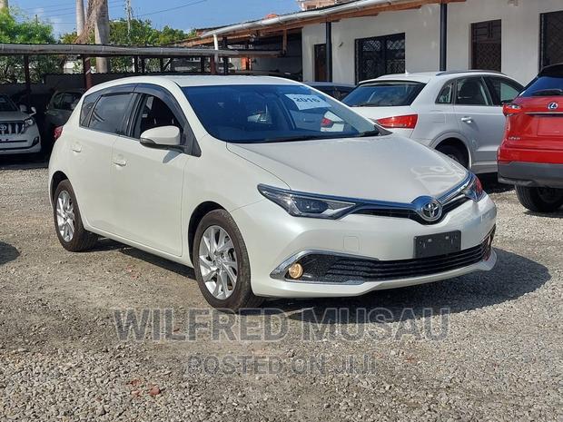 White 2016 Auris Toyota - Premium Compact Sedan