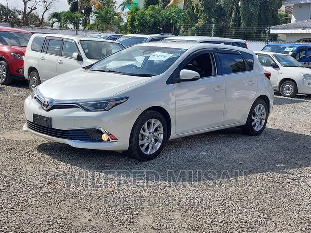 White 2016 Auris Toyota - Premium Compact Sedan