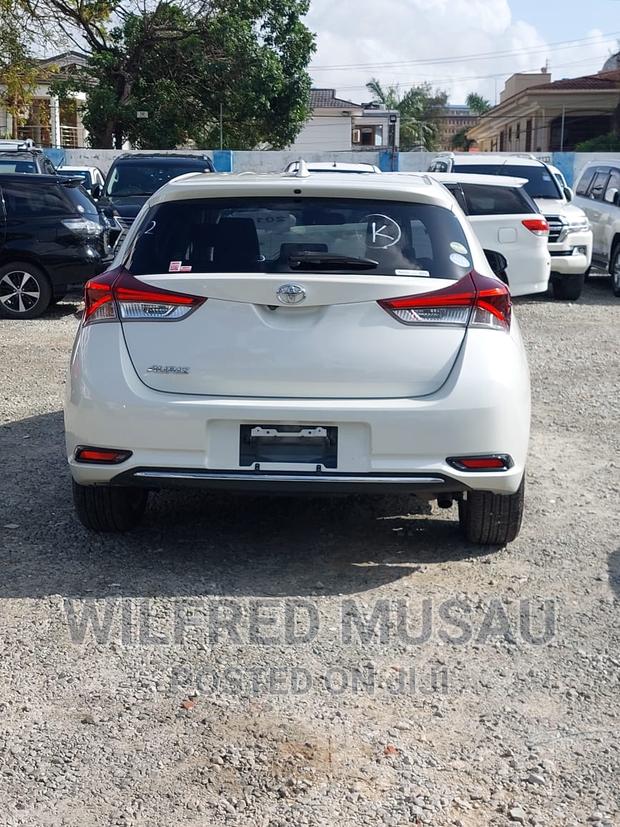 White 2016 Auris Toyota - Premium Compact Sedan