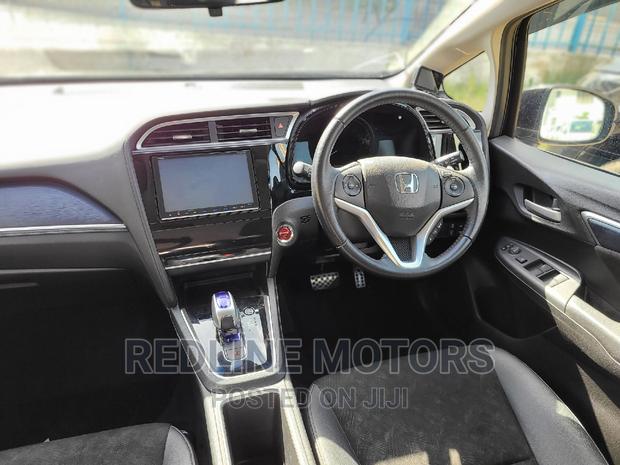 4WD Honda Shuttle 2016 Hybrid in Black - Premium Performance