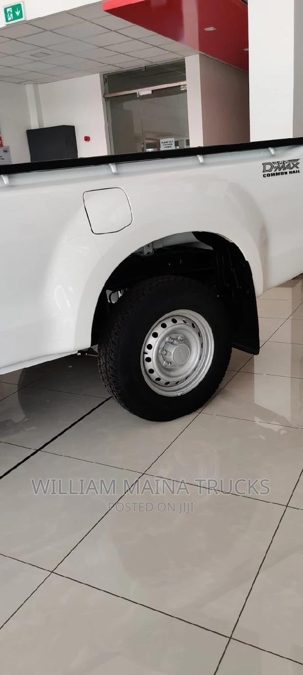 White Isuzu D-MAX 2023: Two Versions for Your Drive