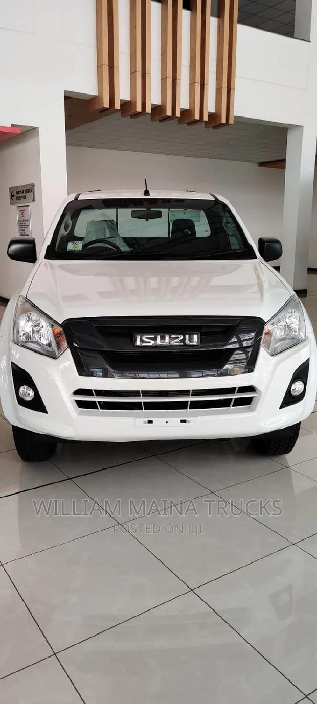 White Isuzu D-MAX 2023: Two Versions for Your Drive