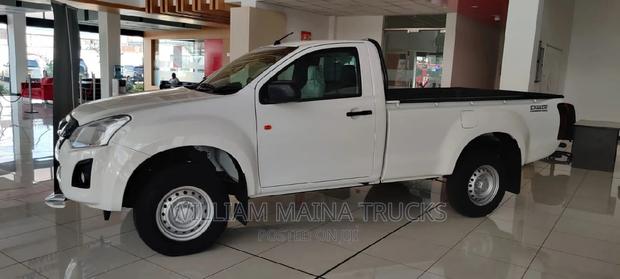 White Isuzu D-MAX 2023: Two Versions for Your Drive