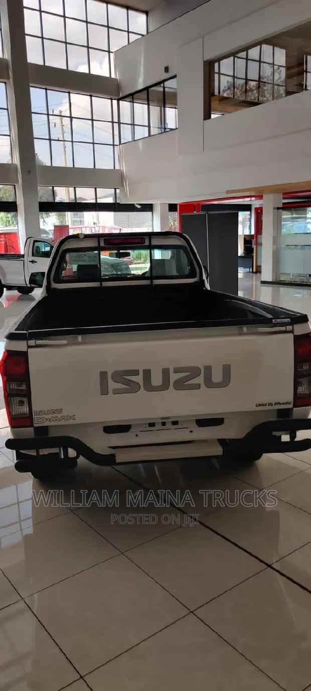 White Isuzu D-MAX 2023: Two Versions for Your Drive