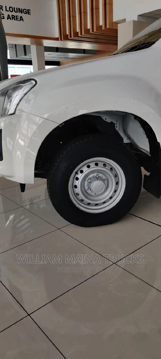 White Isuzu D-MAX 2023: Two Versions for Your Drive