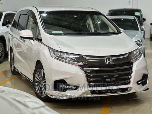 Honda Odyssey 2017 White: Modern Minivan with Style and Space