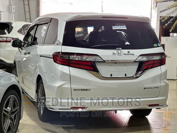 Honda Odyssey 2017 White: Modern Minivan with Style and Space