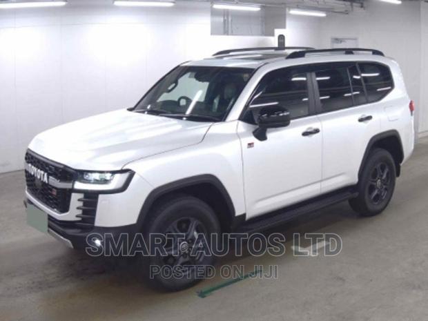 2022 Land Cruiser Pearl Edition: Powerful and Stylish SUV for Adventure Seekers
