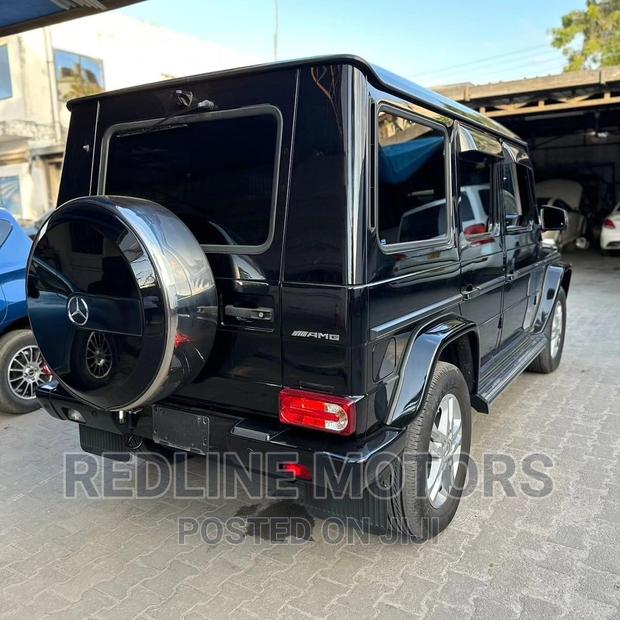 Experience the luxury of the 2018 Mercedes-Benz G-Class Black SUV. Stylish design, top-notch