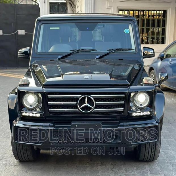 Experience the luxury of the 2018 Mercedes-Benz G-Class Black SUV. Stylish design, top-notch