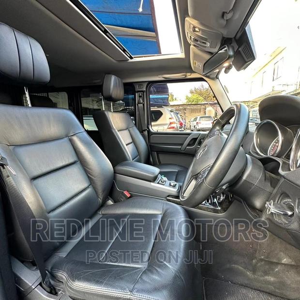 Experience the luxury of the 2018 Mercedes-Benz G-Class Black SUV. Stylish design, top-notch