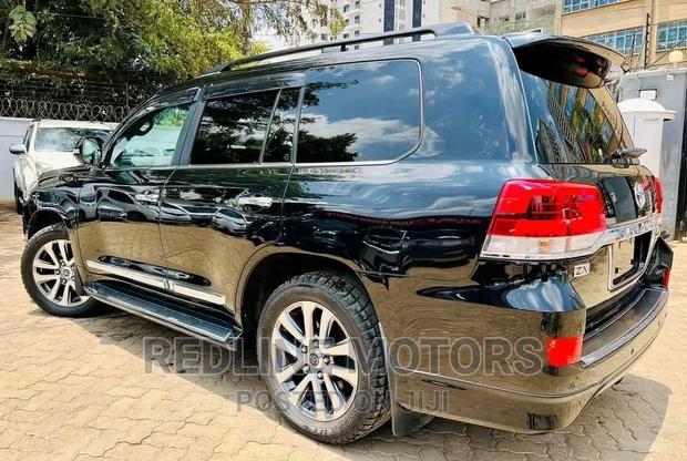 2016 Toyota Land Cruiser Black - Perfect for Adventure and Comfort