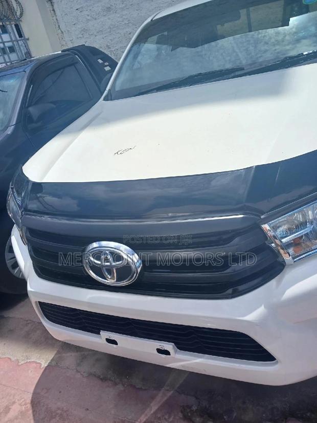 2016 Toyota Hilux White: Powerful and Reliable Off-Roader