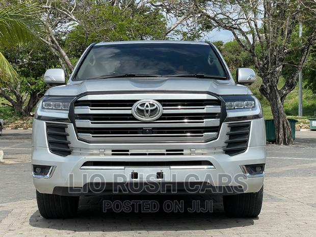 2017 Silver Land Cruiser Toyota: Top-of-the-Line SUV with Off-Road Excellence
