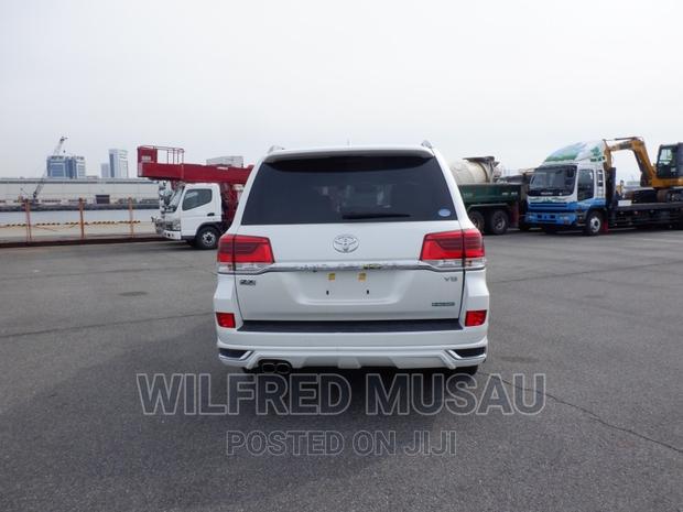 White 2016 Toyota Land Cruiser 4.6 V8 ZX - Powerful and Stylish SUV