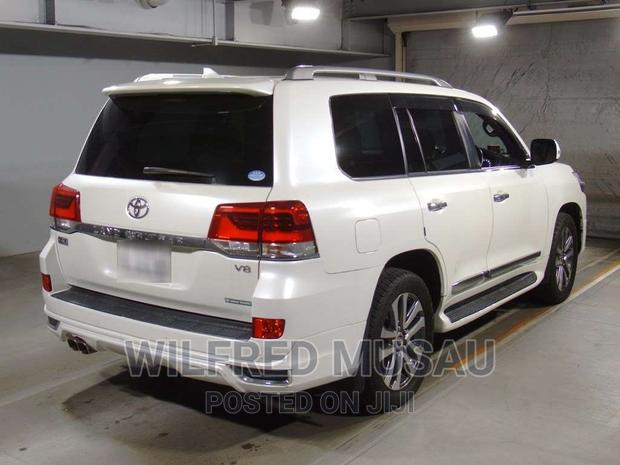 White 2016 Toyota Land Cruiser 4.6 V8 ZX - Powerful and Stylish SUV