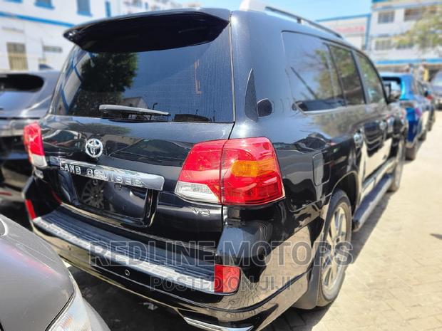 2016 Toyota Land Cruiser Black Edition: Top-of-the-line 4x4