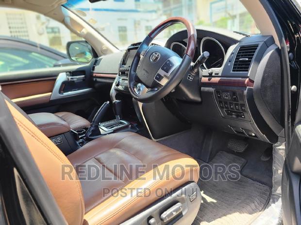 2016 Toyota Land Cruiser Black Edition: Top-of-the-line 4x4