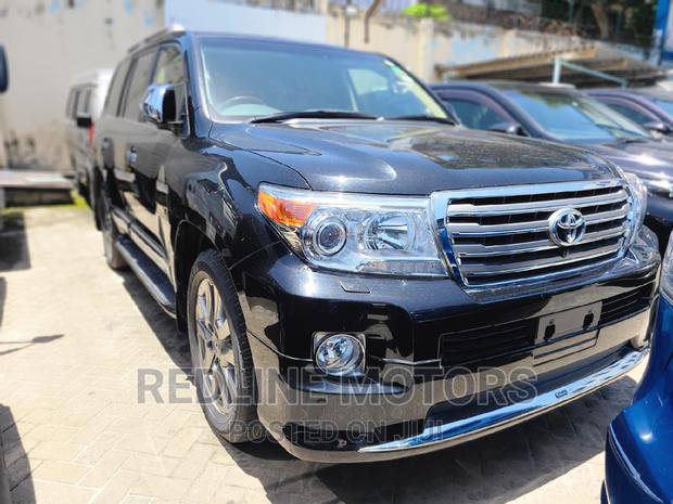 2016 Toyota Land Cruiser Black Edition: Top-of-the-line 4x4