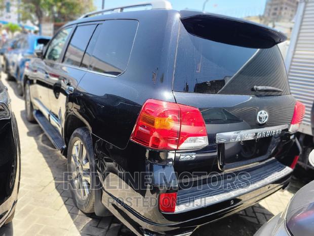 2016 Toyota Land Cruiser Black Edition: Top-of-the-line 4x4