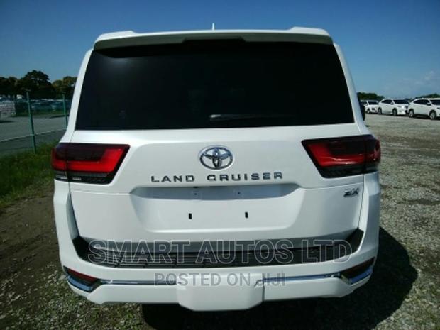 2022 Toyota Land Cruiser Pearl: Elegance Meets Off-Road Capability