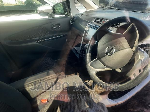 bullet points describing the main features of the advertised car