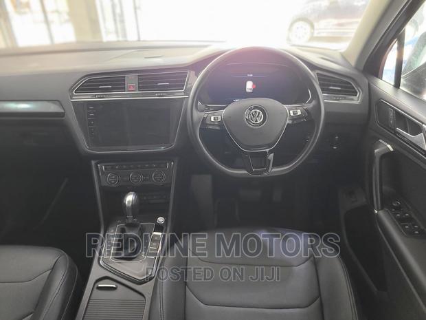 2016 Tiguan Black: Volkswagen's Compact SUV with Elegance and Power