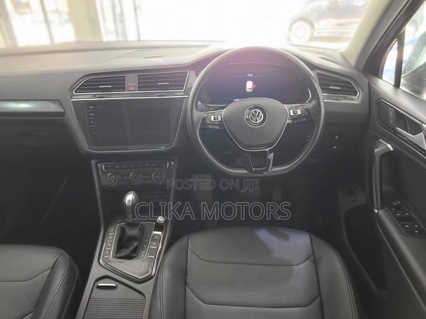 2016 Tiguan Black: Volkswagen's Compact SUV with Elegance and Power
